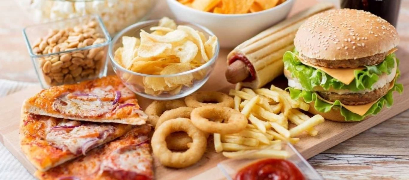 Έρευνα προειδοποιεί: Μην τρώνε τα παιδιά fast food!